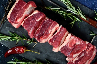 黑石盘上的生肉排骨