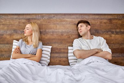 一个白人试图安抚他的女朋友，解决问题