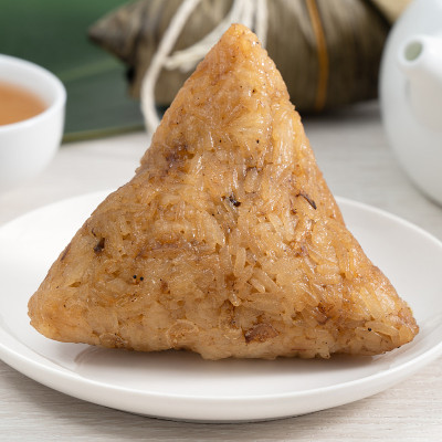 粽子端午节粽子以明亮的木桌为背景。