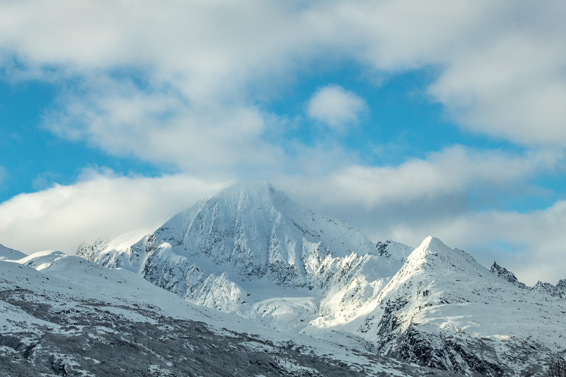 阿拉斯加瓦尔迪兹的丘加奇雪山