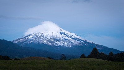 乌云覆盖着塔拉纳基山的雪峰