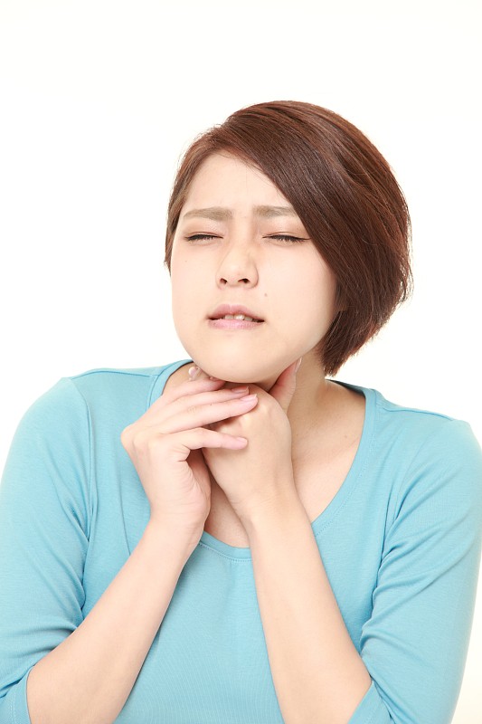 一个年轻的日本女人喉咙痛