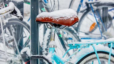 在欧洲大雪后骑自行车。