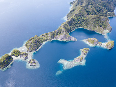 Raja Ampat的石灰岩岛屿和蓝色海洋