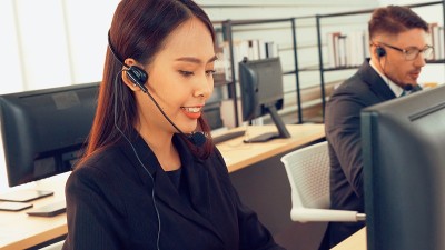 商务人员戴着耳机在办公室工作