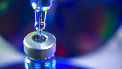 试验疫苗冠状病毒研制小瓶剂量流感注射药物针头注射器，医学概念接种疫苗皮下注射治疗疾病护理医院预防免疫