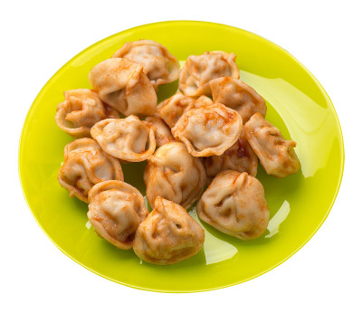 饺子放在盘子上孤立在白色的背景上。番茄酱饺子俯视图