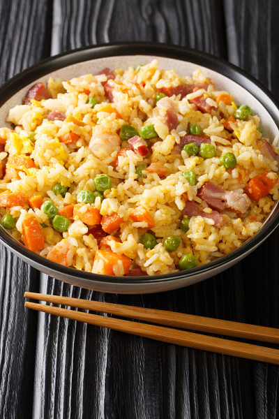 扬州炒饭是传统的中国菜。垂直