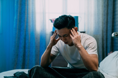 年轻困倦的男子在清晨疲惫不堪