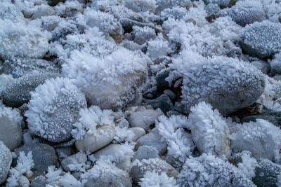 河上的岩石上有雪
