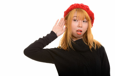 年轻的亚洲女人听着，张着嘴