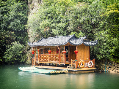 宝峰湖游船在云雾缭绕的雨天在武陵源，张家界国家森林公园，中国，亚洲