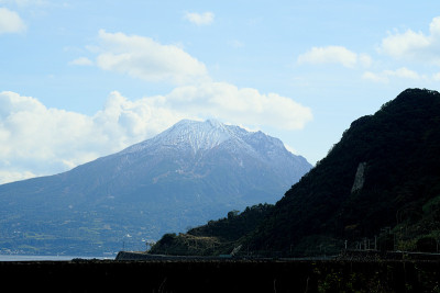 樱岛，一座大山，可以在山的深处看到一座小山