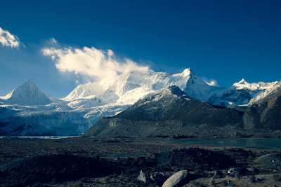 中国西藏，蓝天下的雪山