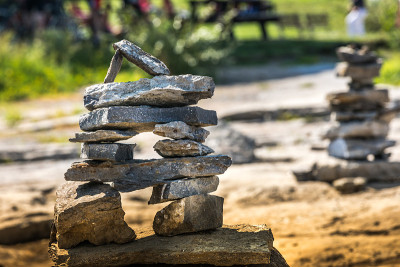 河边的Inukshuk。