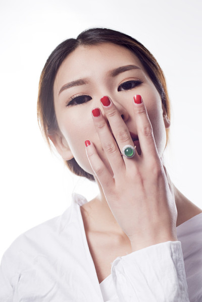 一个戴着珠宝戒指的女人