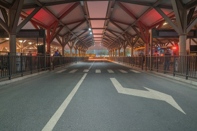 以车站夜景和具有中国建筑特色的城市为例