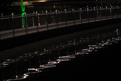 夜间水中光线的反射城市池塘在黑暗中。