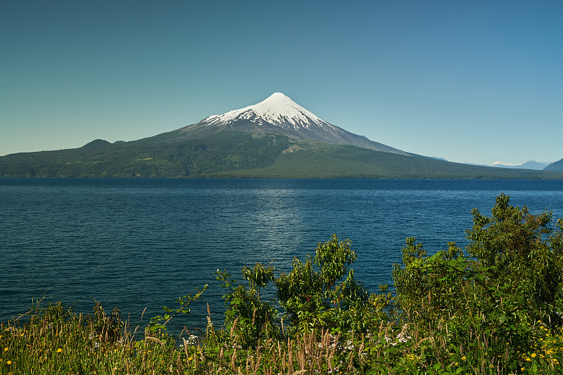 南美洲智利瓦拉斯港的奥索尔诺火山和兰基休湖景观