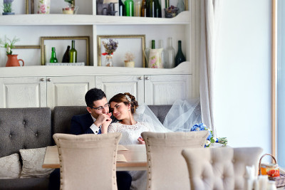 新婚夫妇在室内拥抱
