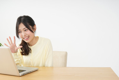 一个年轻女子正在打视频电话