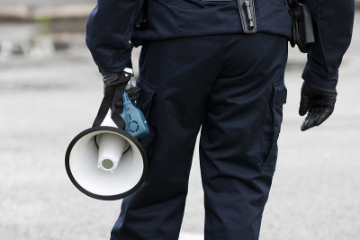 一名手持扩音器的瑞典警察