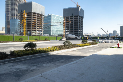 开放的街道和现代建筑立面，杭州，中国