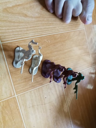 俯视图的玩具士兵在地板上。