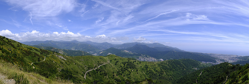 从山上俯瞰意大利利古里亚热那亚市的全景