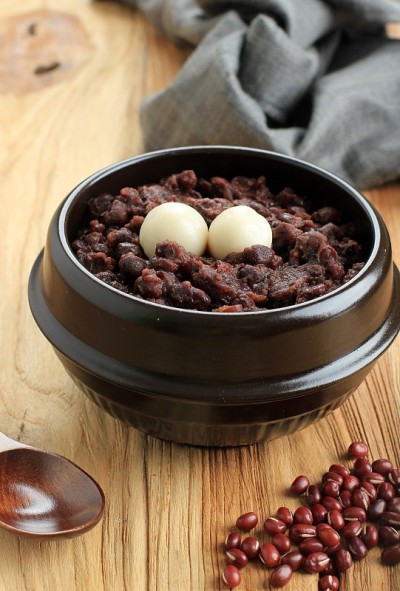 冬至时吃红豆粥或红豆粥