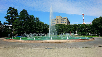 喷泉公园和一座建筑