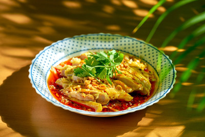 水煮鸡肉，香菜，花生拌辣酱沙拉。中国菜。