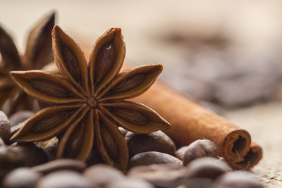 粗布上的咖啡豆和八角茴香
