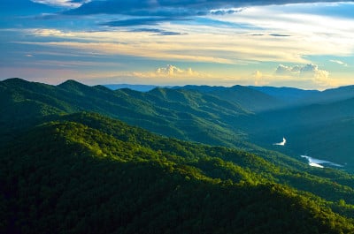 在坎伯兰口顶峰的夏季日落