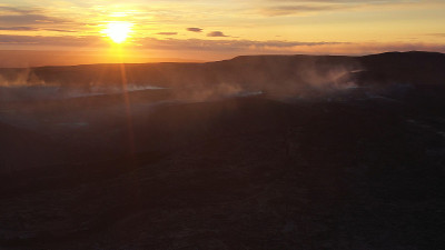 日落时鸟瞰斯莫基休眠火山，法格拉达斯火山