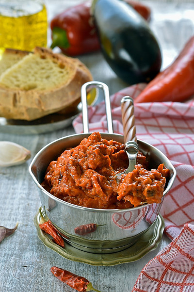 烤红辣椒调味。Ajvar