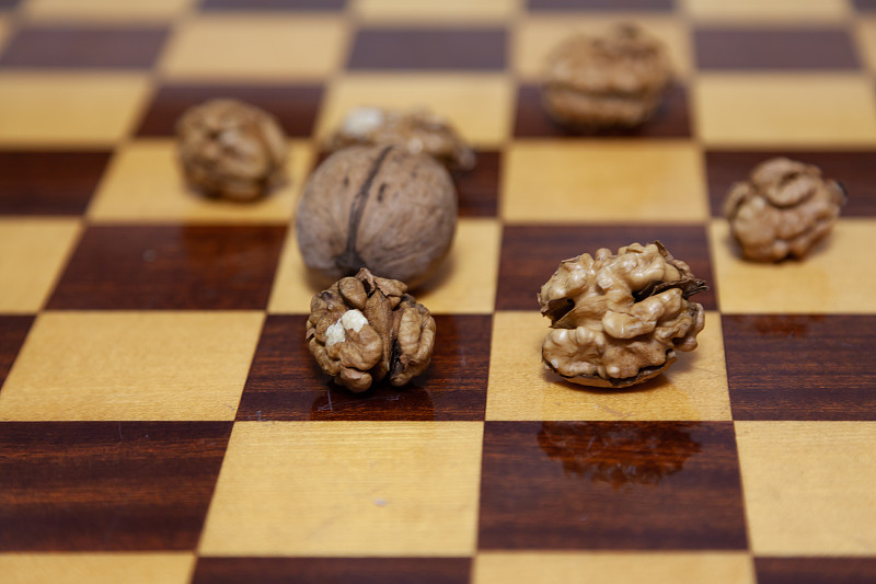 棋盘上放着一组核桃
