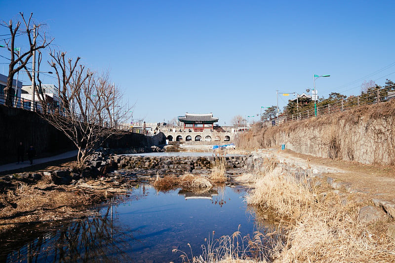 韩国水原的华城要塞、华洪门和河