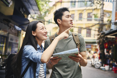 越南游客与纸地图
