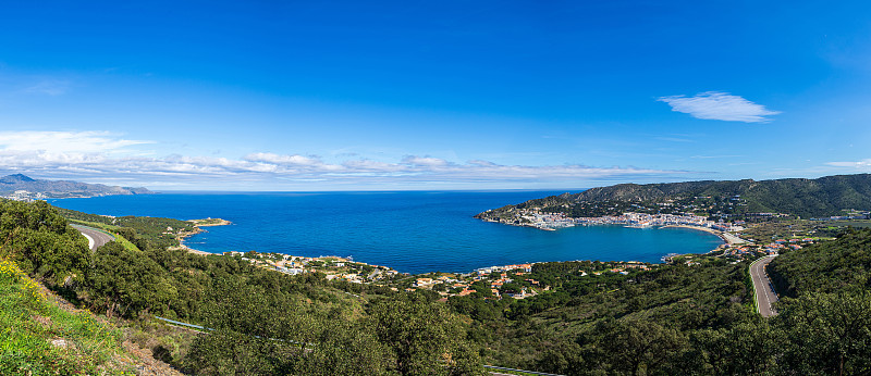 海岸全景，典型的地中海村庄El Port de la Selva, Costa Brava，西班牙加