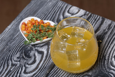 鸡尾酒配起泡酒和沙棘。沙棘贝里尼加冰。用百里香枝装饰。