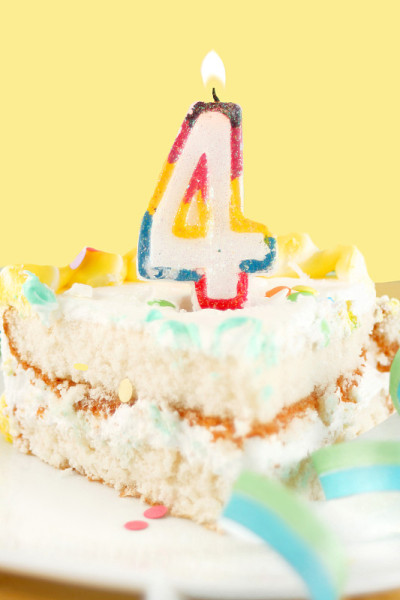一片四岁生日蛋糕