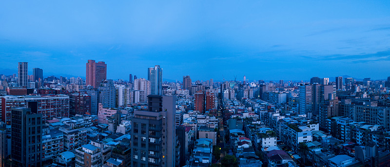 鸟瞰图台北市中心，台湾。智慧城市中的金融区和商业中心。晚上有摩天大楼和高层建筑。