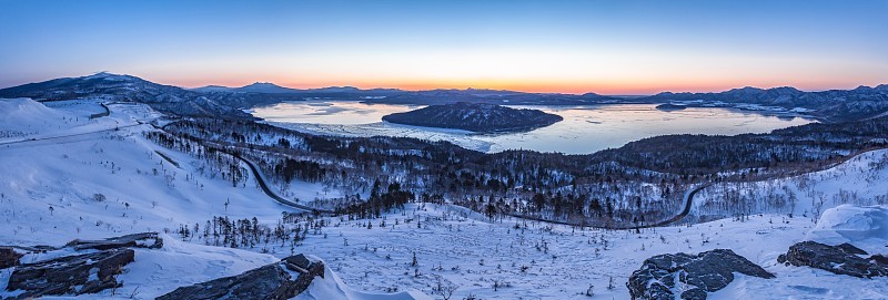 日本北海道比荷罗山口的冬日黎明景色
