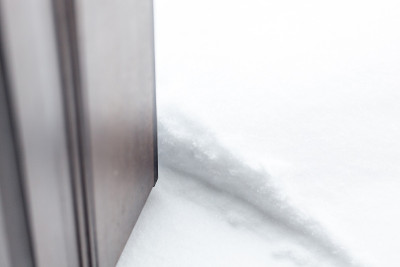 一场大雪过后，敞开的门后面的一层厚厚的雪
