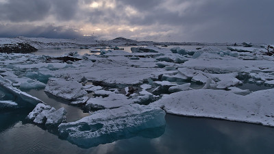 冰湖Jökulsárlón，位于冰岛南部Vatnajökull国家公园环路上，在冬季阴天有漂浮的冰山
