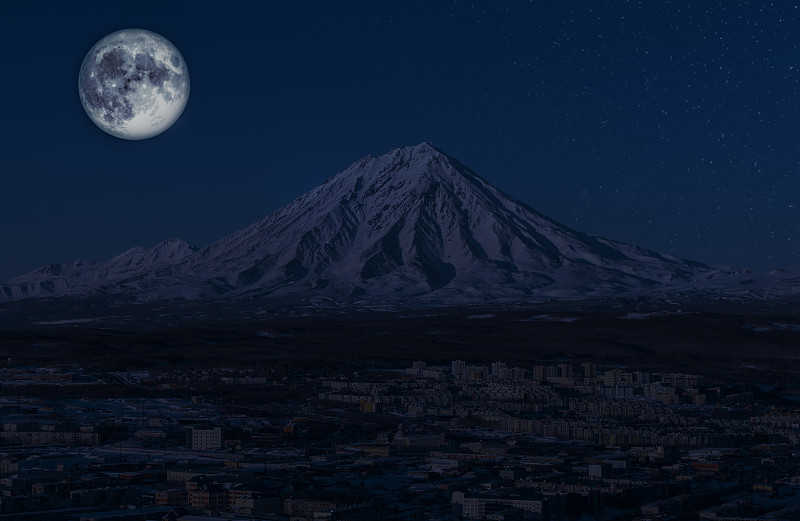 堪察特斯基的彼得罗巴甫洛夫斯克全景，以及月亮和星星的火山