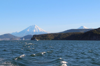 阿瓦钦斯基火山和科里亚克斯基火山耸立在堪察加半岛的海岸线上。