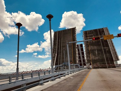吊桥上高速公路