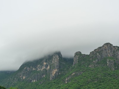 在雨季，石灰岩山被云雾覆盖
